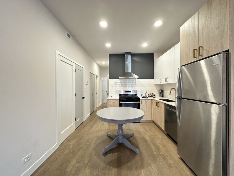 Building Photo - 841 N Mozart St