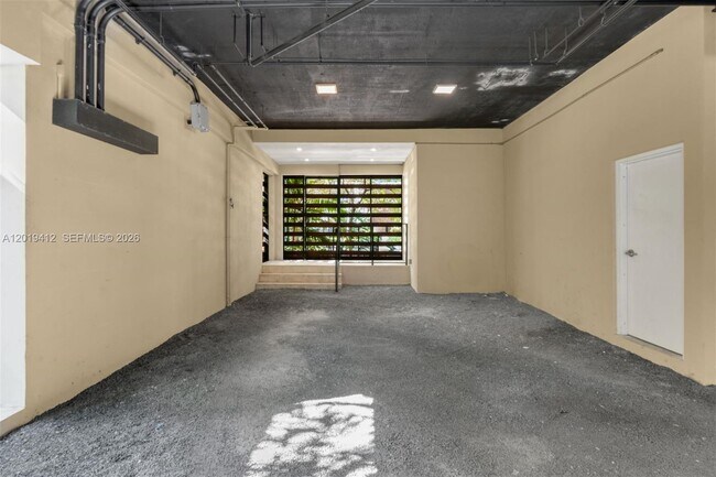 Building Photo - 1525 Bay Rd