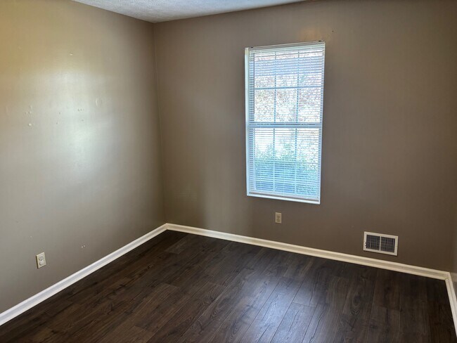 Building Photo - 102 Rainbow Ct