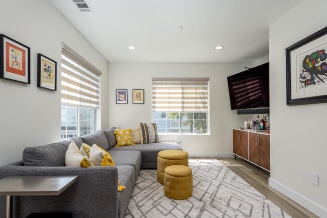 Building Photo - 1 Passage Ln