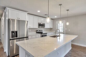 Building Photo - Tempe 6-Bedroom Home Featuring Large Turf Yard & Ideal Location