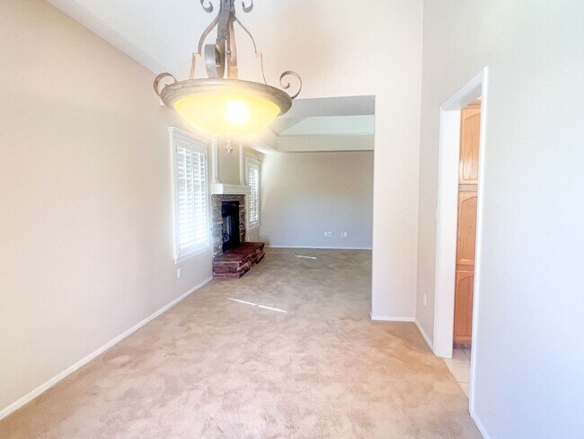 Building Photo - Adorable 3 bedroom 2 bath in Northeast El ...