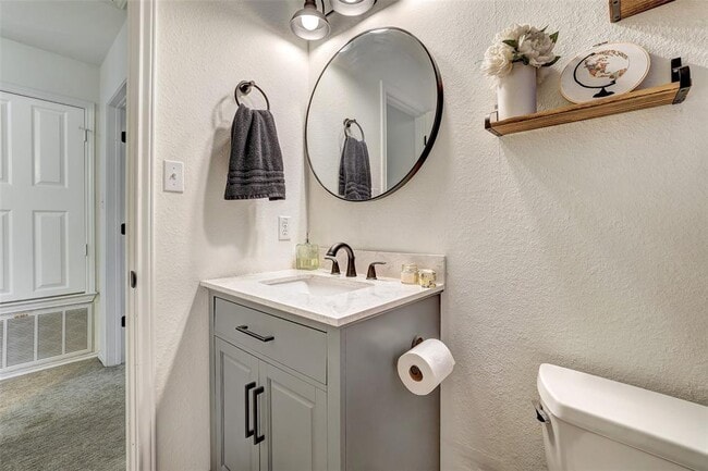 Building Photo - 15501 Sarah's Creek Dr