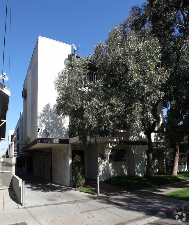 Building Photo - 1043 E 5th St