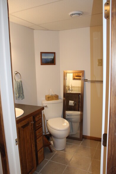 lower bath - 419 E King Rd