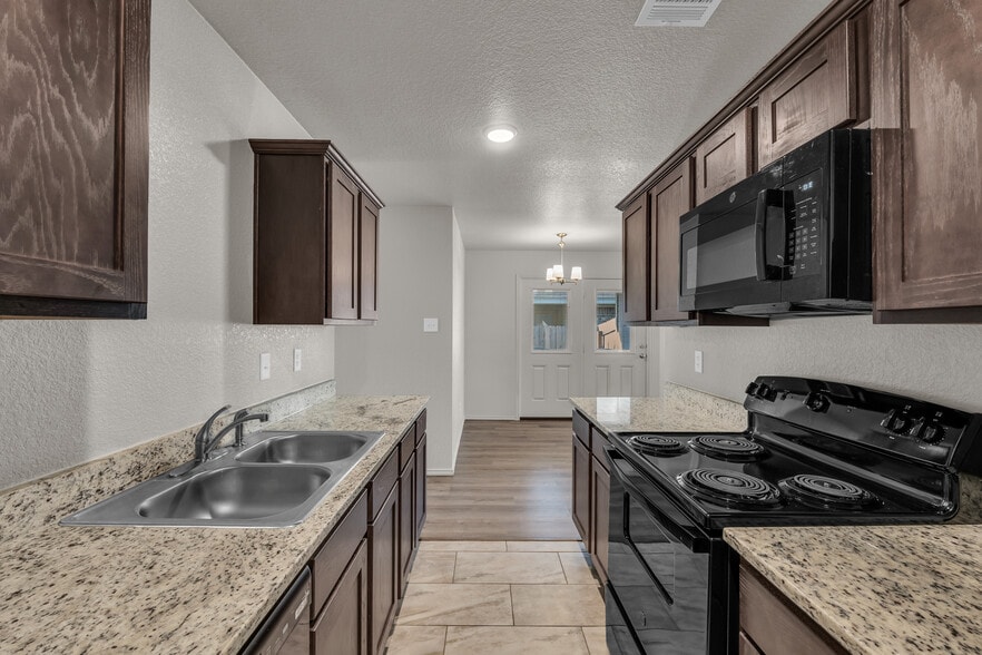 Kitchen with black appliances - 609 Lost Trl
