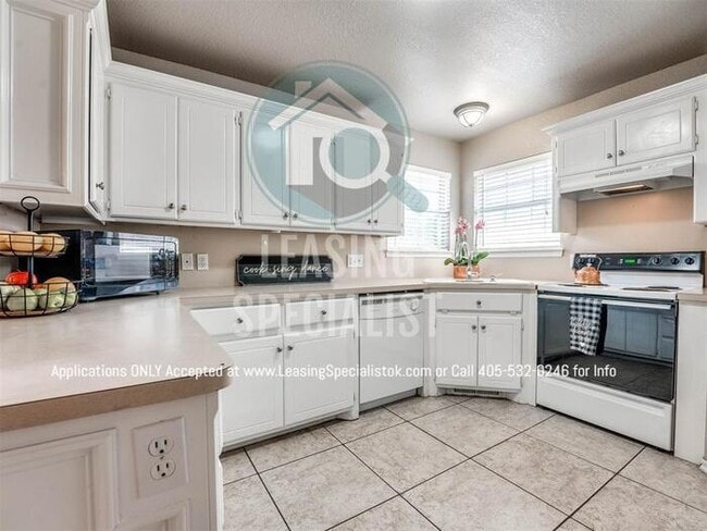 Building Photo - Stunning West Norman 3 Bed 2 Bath Townhome!