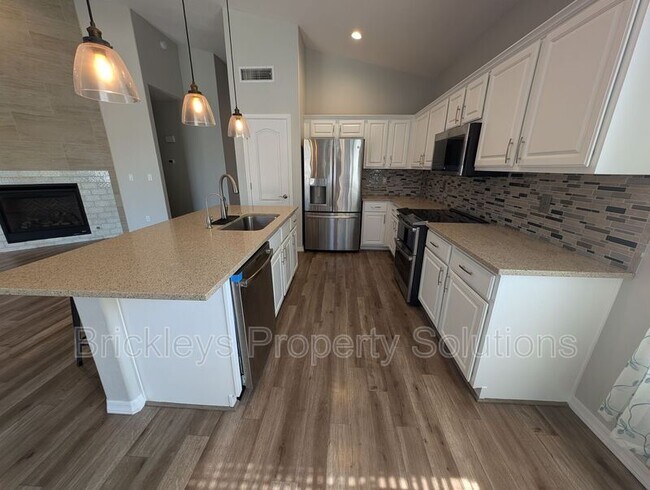 Building Photo - 9213 E Wood Dr