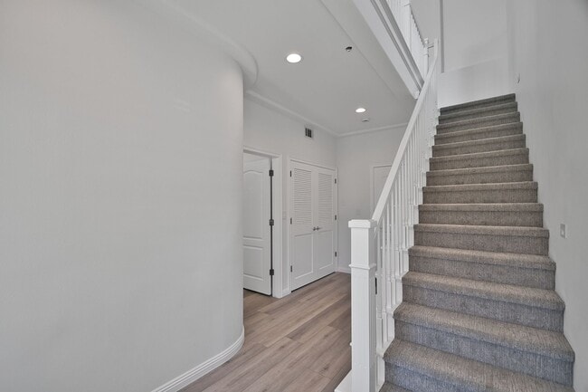 Building Photo - Beautiful Ocean View Townhome with Remodel...