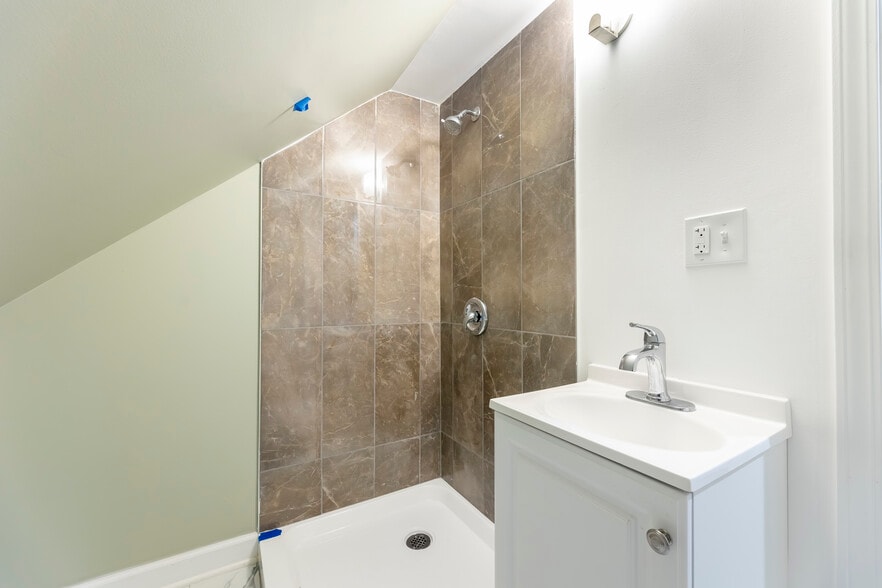 Building Photo - 6327 S Kenneth Ave