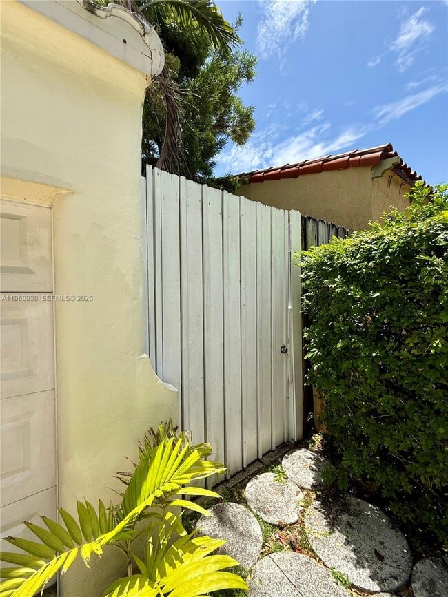 Building Photo - 1750 SW 16th St