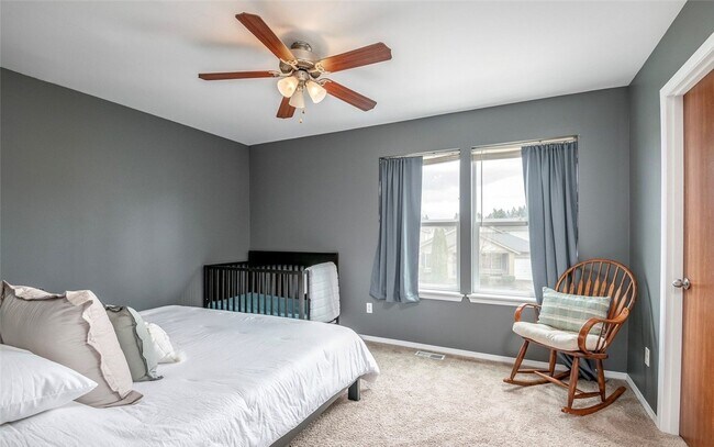 Building Photo - Large 3 bedroom pet friendly home at a gre...