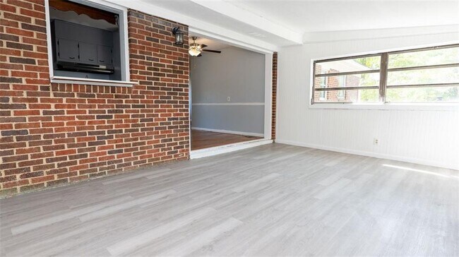 Building Photo - 2917 Cambridge Dr SW