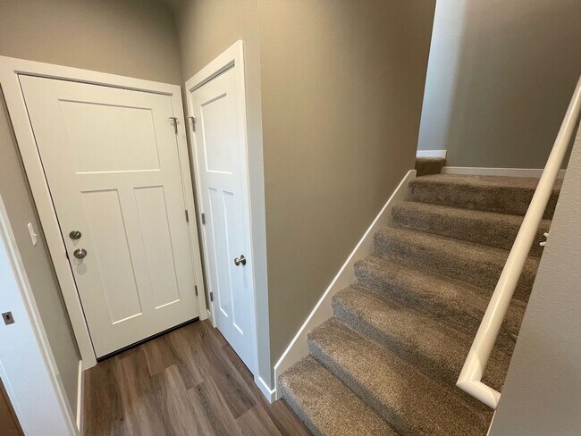 Building Photo - NEW 4 Bedroom / 4.5 Bath Duplex. A/C in every bedroom