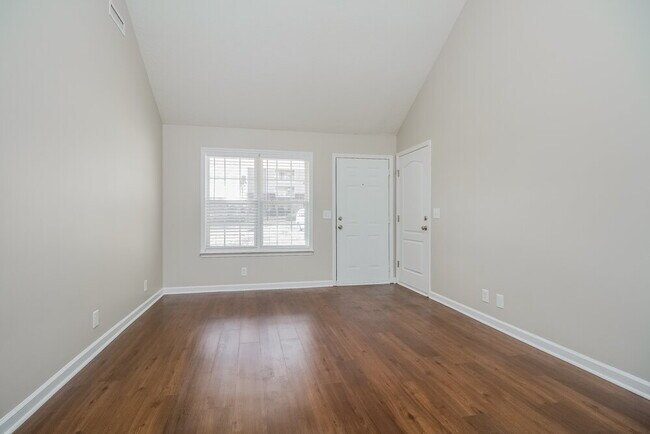 Building Photo - 1012 7 Oaks Blvd