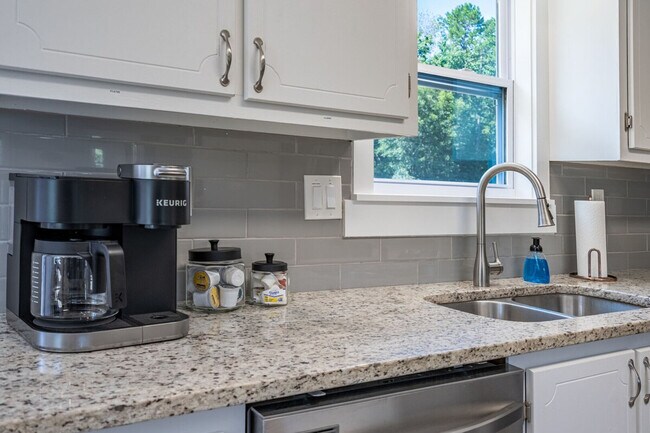 Building Photo - 25 Jennifer Ln