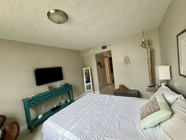 Building Photo - 2711 S Ocean Dr