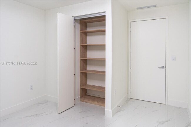 Building Photo - 700 NE 24th St