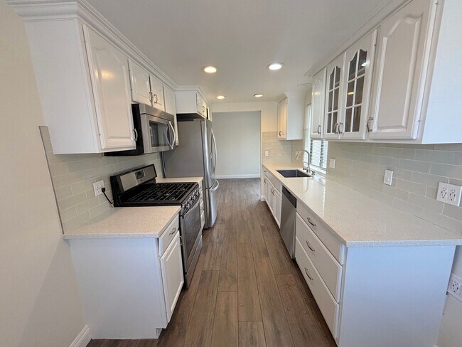 Building Photo - 3 Bedroom Condo now available in City of Orange