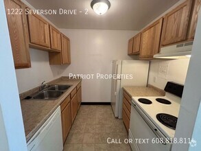 Building Photo - 1 bedroom/ 1 bath apartment in Sun Prairie...