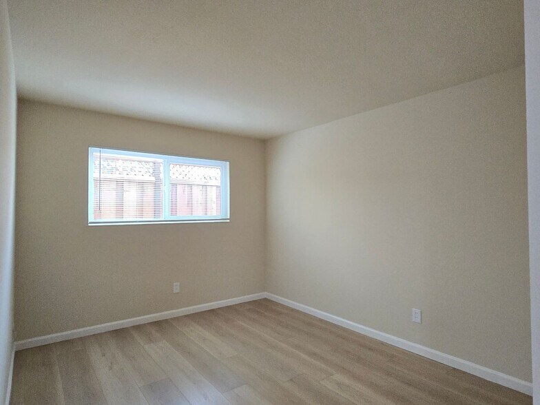 Building Photo - 7390 Rainbow Dr
