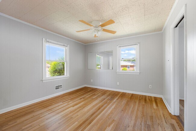 Building Photo - Beautiful 2 Bedroom Corner Lot Property Near Forest Hill Ave ***Available May 2026***