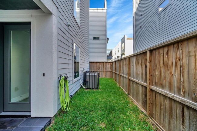 Building Photo - Stunning Like New Townhome Close to Med Center!