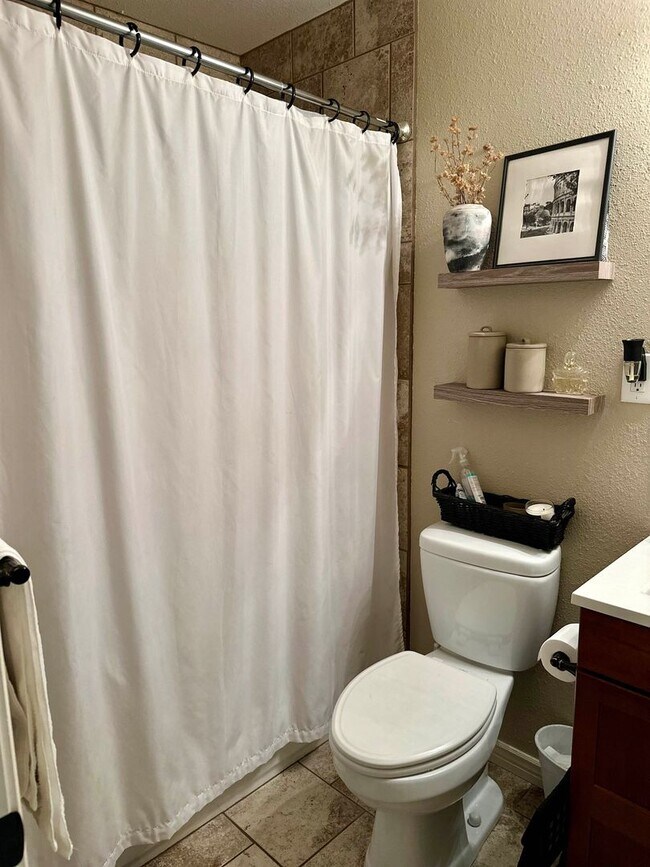 Building Photo - Charming 4 Bedroom Home w/ A/C in Security