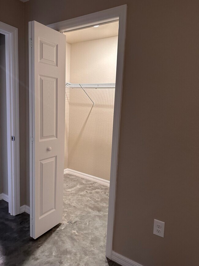 Building Photo - 442 Avenue A NE