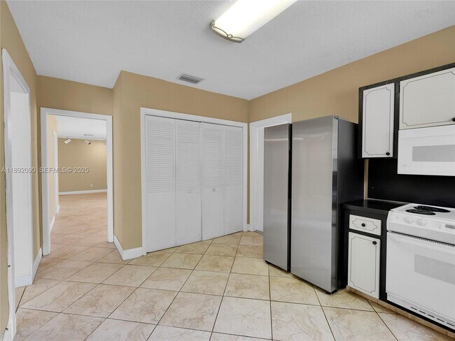 Building Photo - 1109 Biarritz Dr