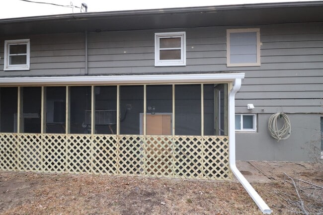 Building Photo - 517 Maple St