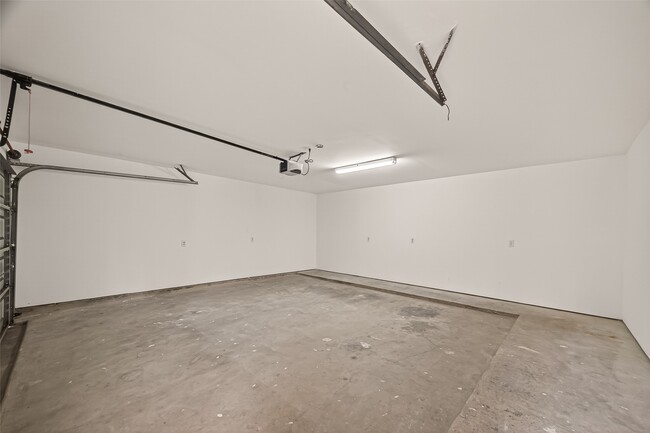 Building Photo - 15915 Dunmoor Dr