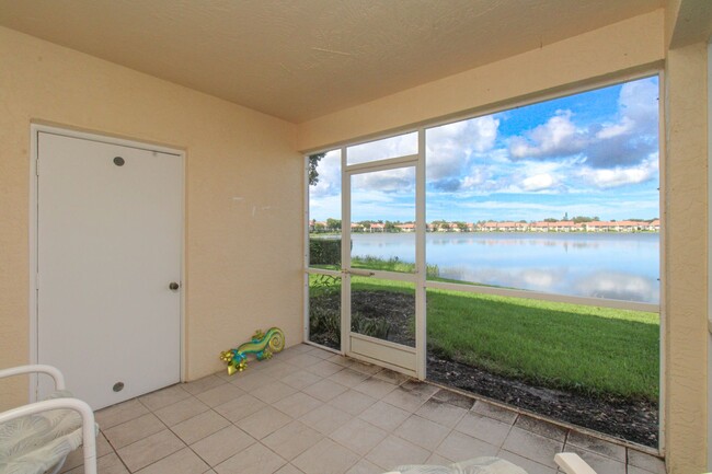 Building Photo - ** 2/2 FIRST FLOOR EMERALD LAKES BEAUTY RE...
