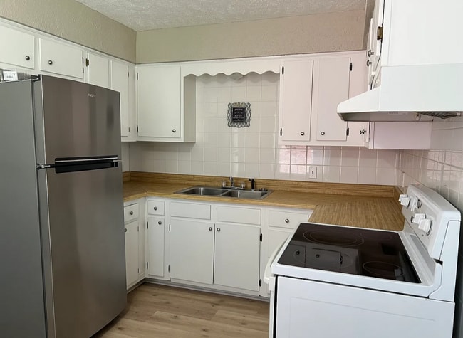 Building Photo - 824 Oak Leaf Dr