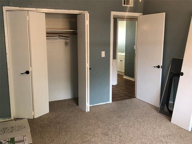 Building Photo - 1005 Ramada Dr