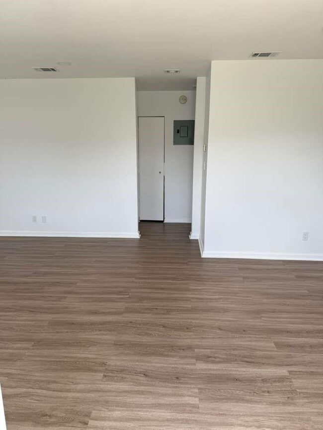 Building Photo - 902 E Tiffany Dr