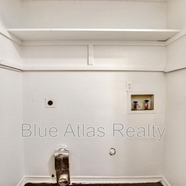 Building Photo - 916 Hilltop Dr