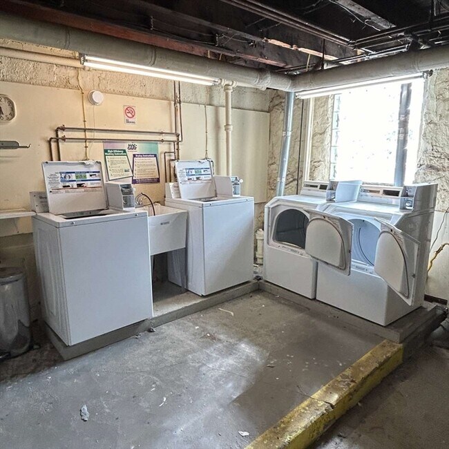 Building Photo - 542 County St