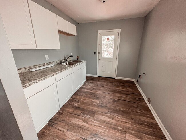 Building Photo - 1410 Cave Springs