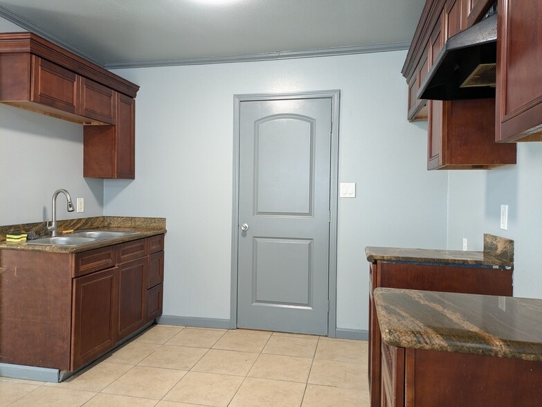 Building Photo - 807 21st St