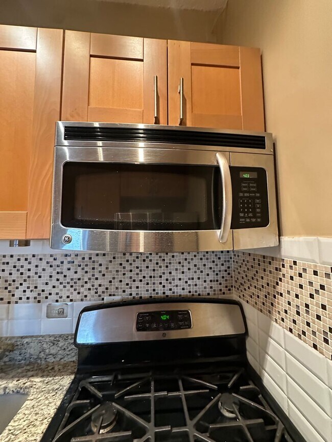 Building Photo - Fantastic Adams Morgan Location!