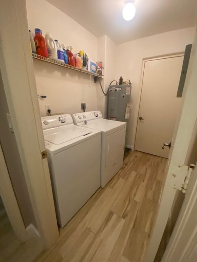 Building Photo - 2 bedroom 2 bathroom Seasonal rental in Se...