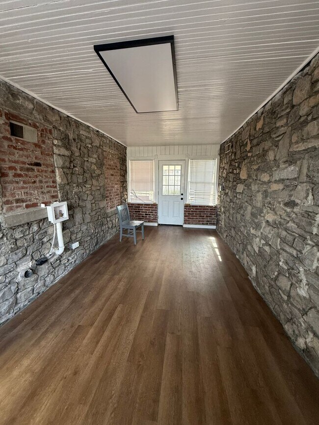 Building Photo - 287 E Eastland St