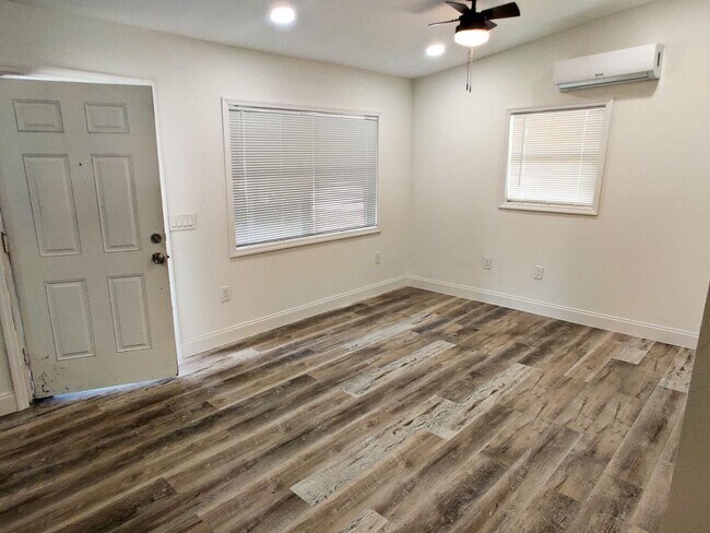 Building Photo - 5500 Balboa Dr