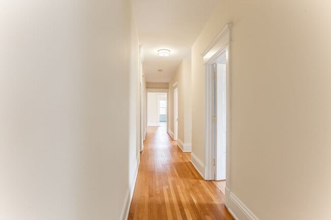 Building Photo - Stunning oversized 2 Bed/2Bath Condo in Cr...