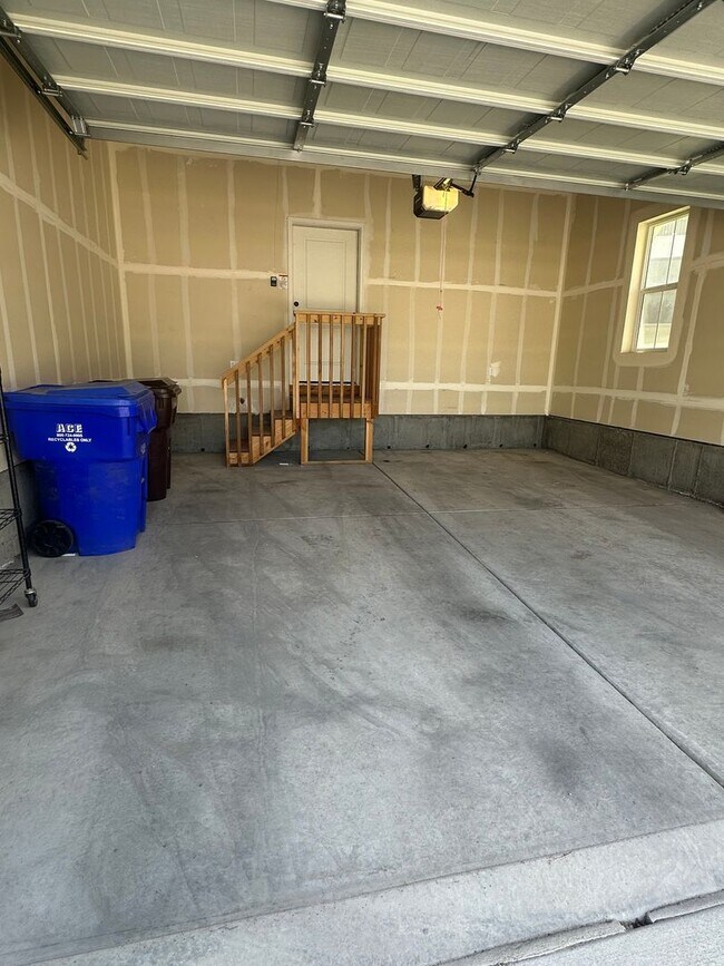 Building Photo - GORGEOUS EAGLE MOUNTAIN TOWNHOME!!!