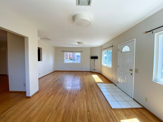 Building Photo - Spacious 3 Bed · 2 Bath Hillside Home — Mo...
