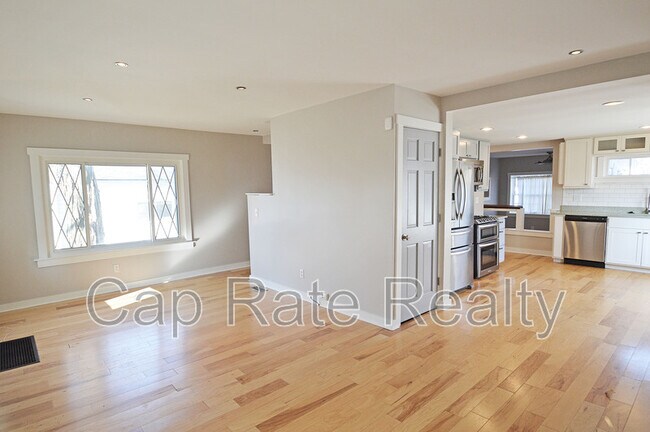 Building Photo - 216 Cherrington Rd