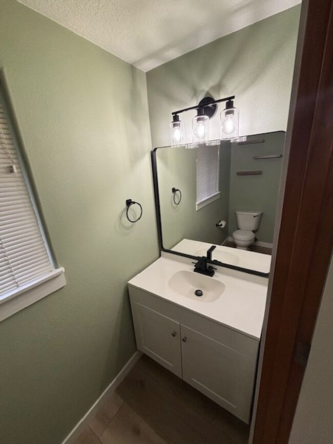 Building Photo - 3 Bedroom 2.5 Bath Newberg OR