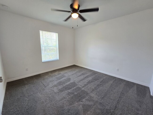 Building Photo - Beautiful 2 bed/ 2 bath Townhome w/ Balcony, Garage & Community Pool
